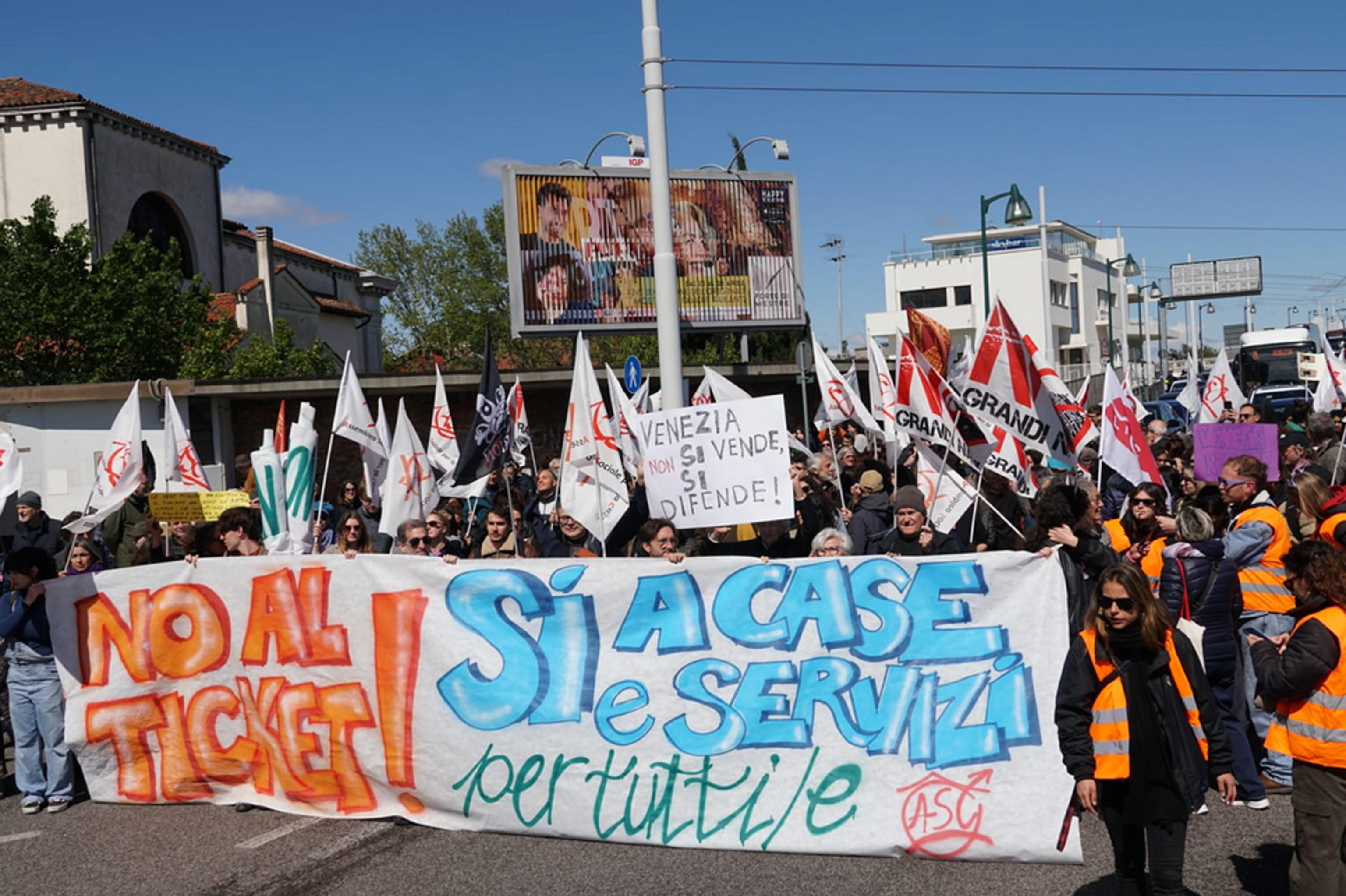 Mitglieder sozialer Zentren nehmen an einer Demonstration auf der Piazzale Roma gegen die Einführung der Gebühr teil