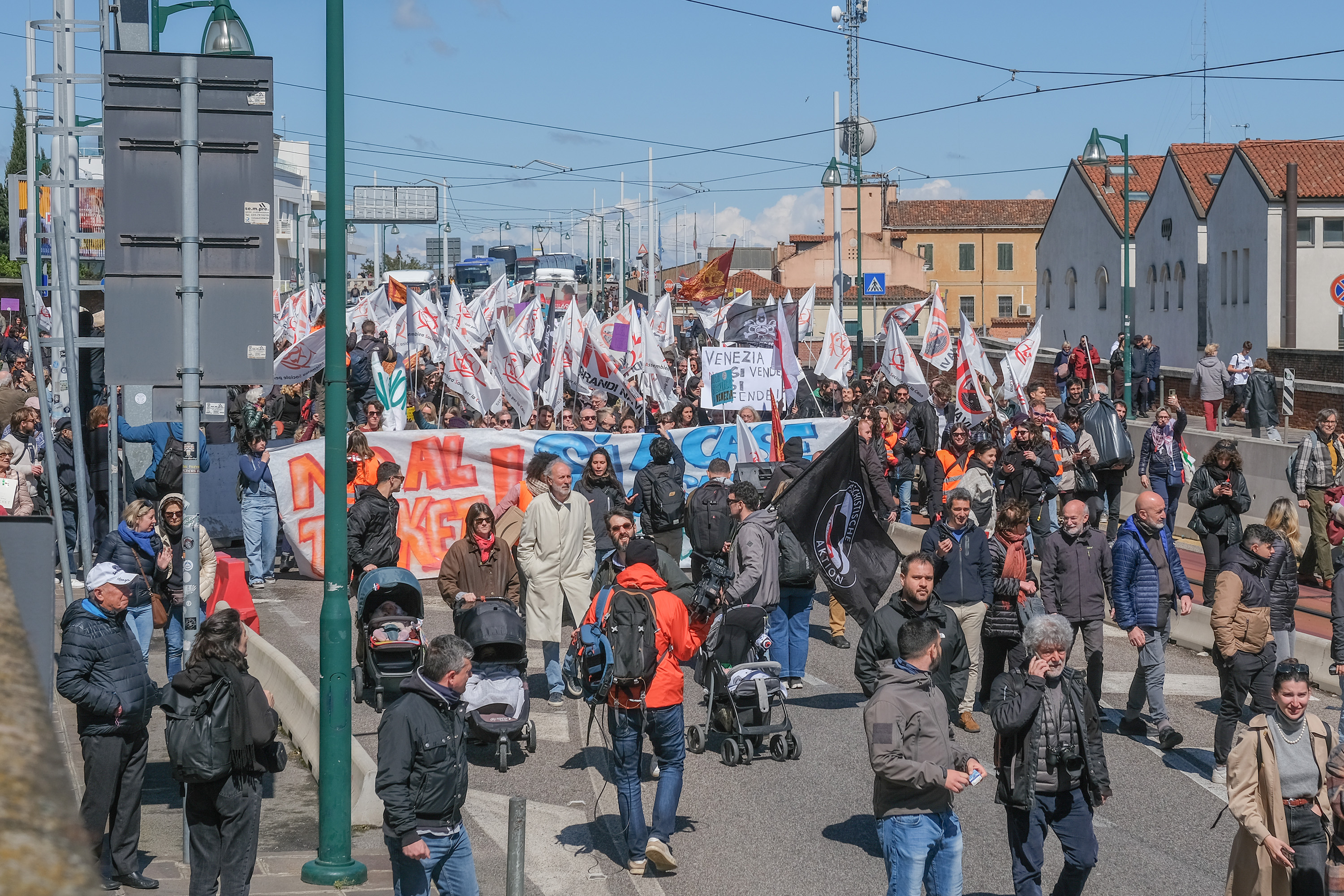 Demonstranten auf der Piazzale Roma lehnen die Gebühr für den Zutritt von Touristen in die Stadt ab