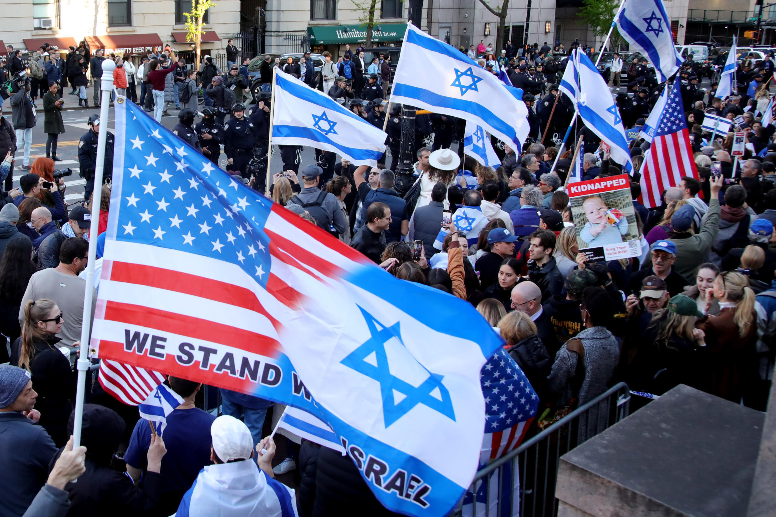 Unterstützer Israels demonstrieren vor dem Campus der Columbia University in New York