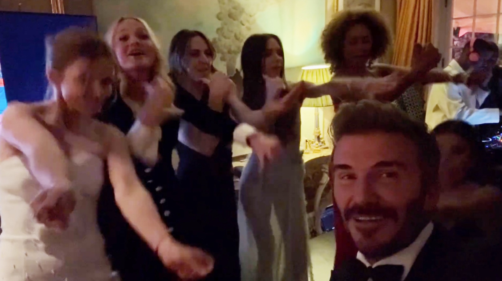 David Beckham hat ein Video geteilt, in dem sie singen und tanzen