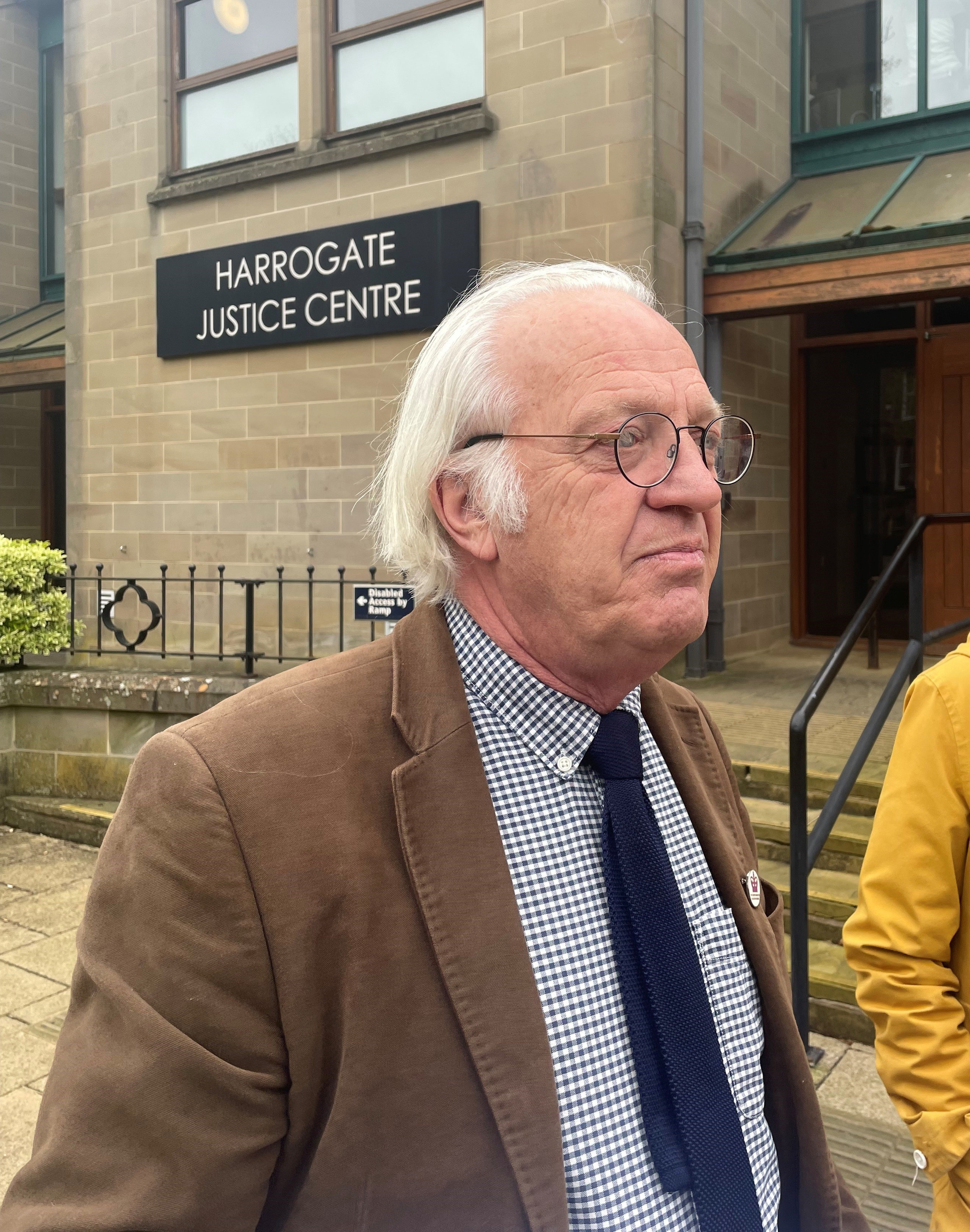 Andrew spricht am Donnerstag vor dem Harrogate Magistrates Court in North Yorkshire mit den Medien