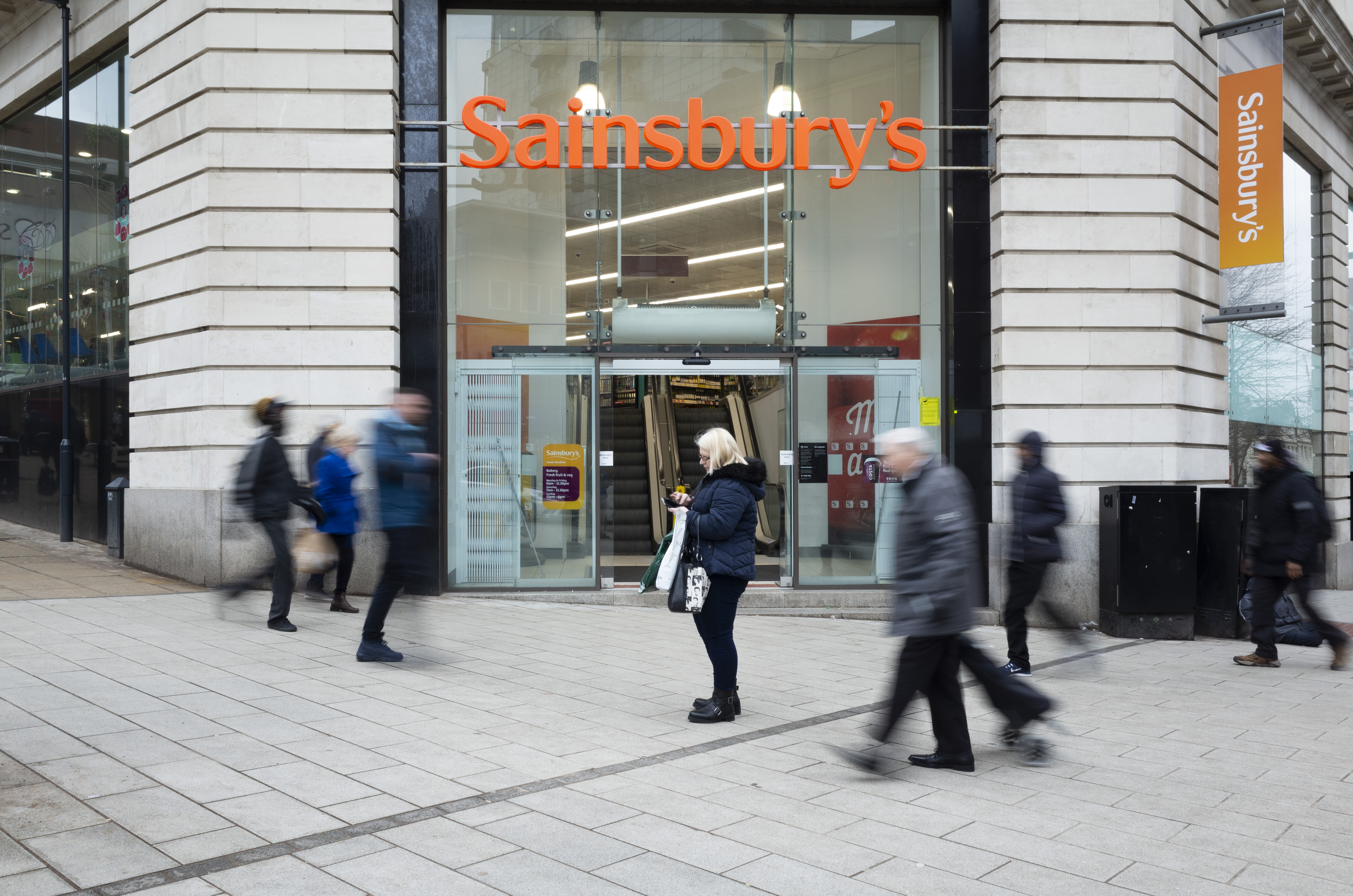 Simon Roberts, Chef von Sainsbury, hofft, dass die Inflation weiter sinken wird, und sagte, der Supermarkt gewinne Käufer sowohl von Discountern als auch von gehobenen Konkurrenten