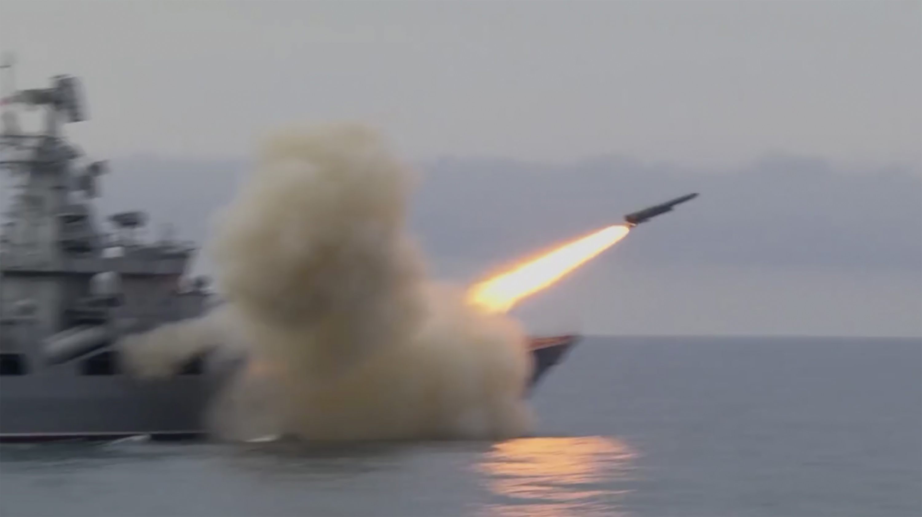 Der russische Raketenkreuzer „Moskwa“ feuert eine Rakete im Schwarzen Meer ab