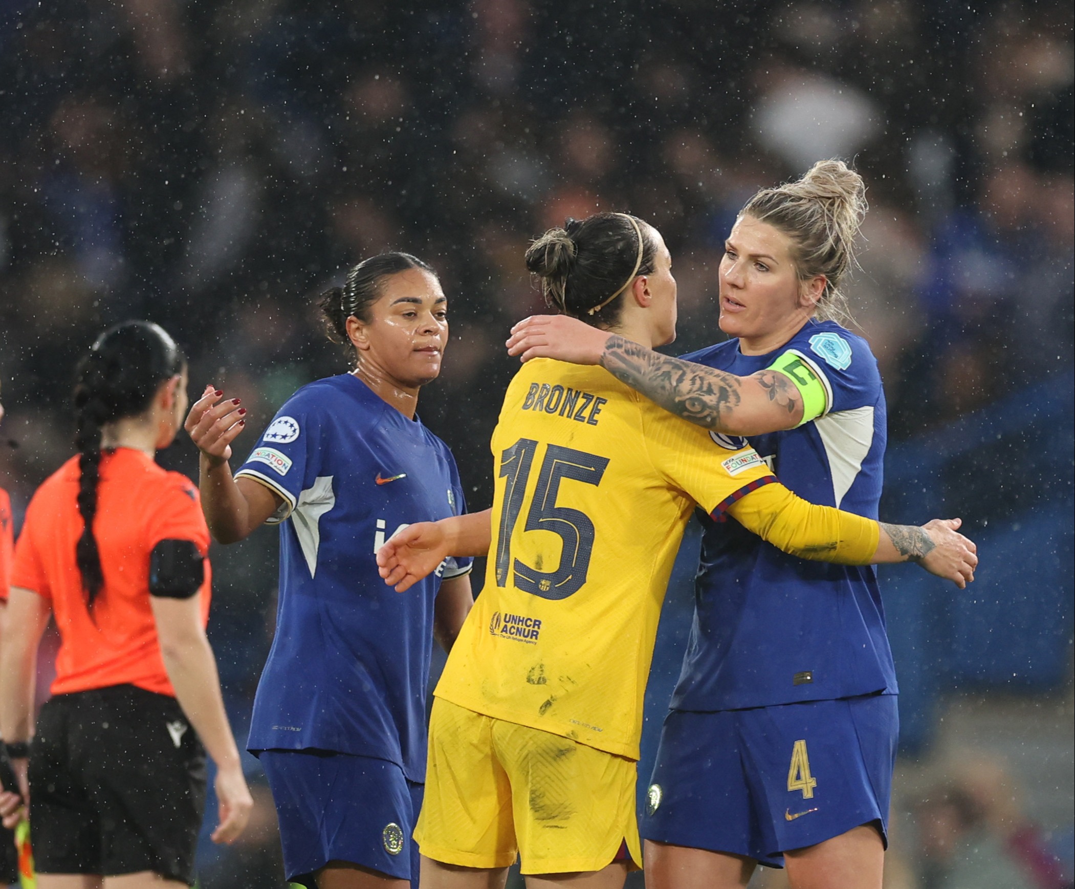 Lucy Bronze tröstet ihre englische Teamkollegin und Chelsea-Kapitänin Millie Bright nach dem Schlusspfiff