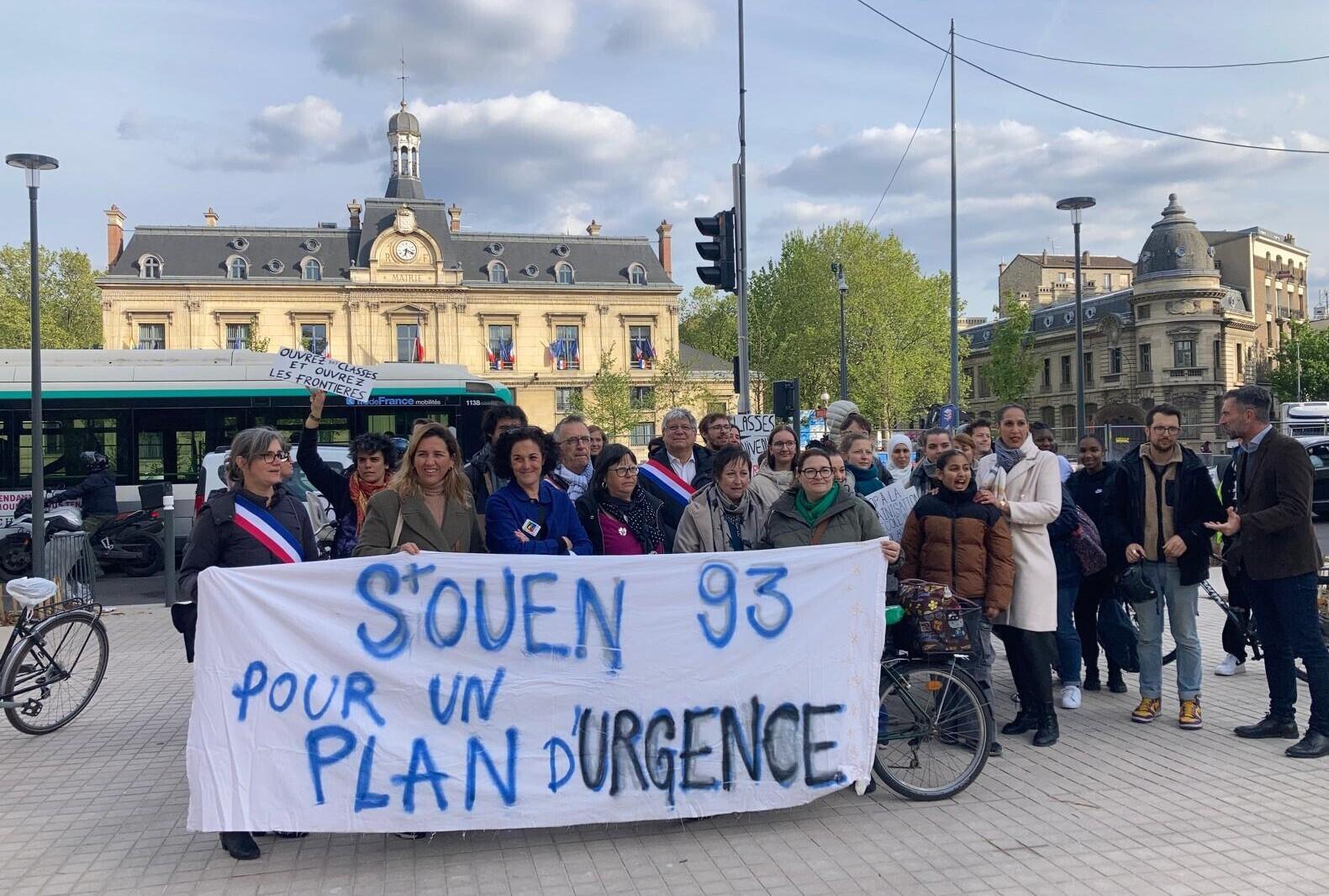 Lokale Gesetzgeber und Schlichter schließen sich einem Protest vor dem Rathaus von Saint-Ouen an und fordern Sofortmaßnahmen zur Unterstützung der Schulen in Seine-Saint-Denis.