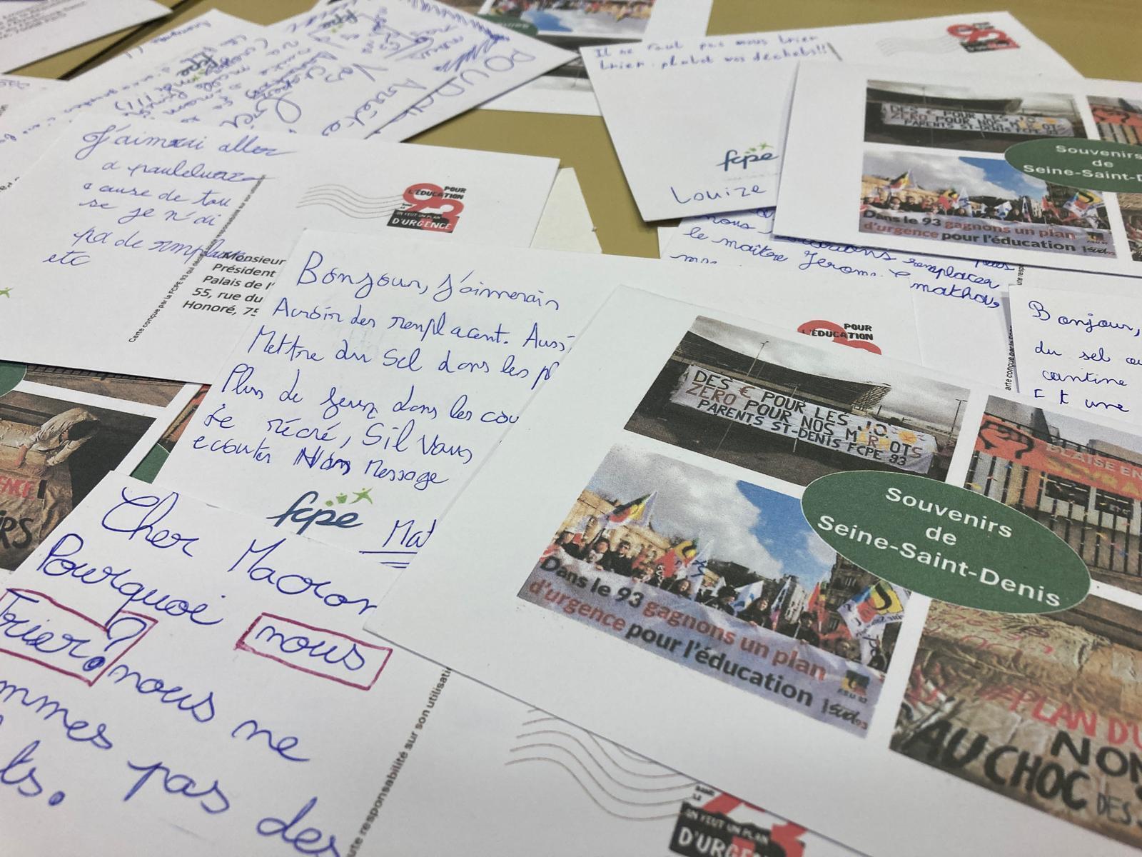 An Präsident Emmanuel Macron adressierte Postkarten mit Nachrichten von Schülern der Danton-Grundschule in Montreuil.