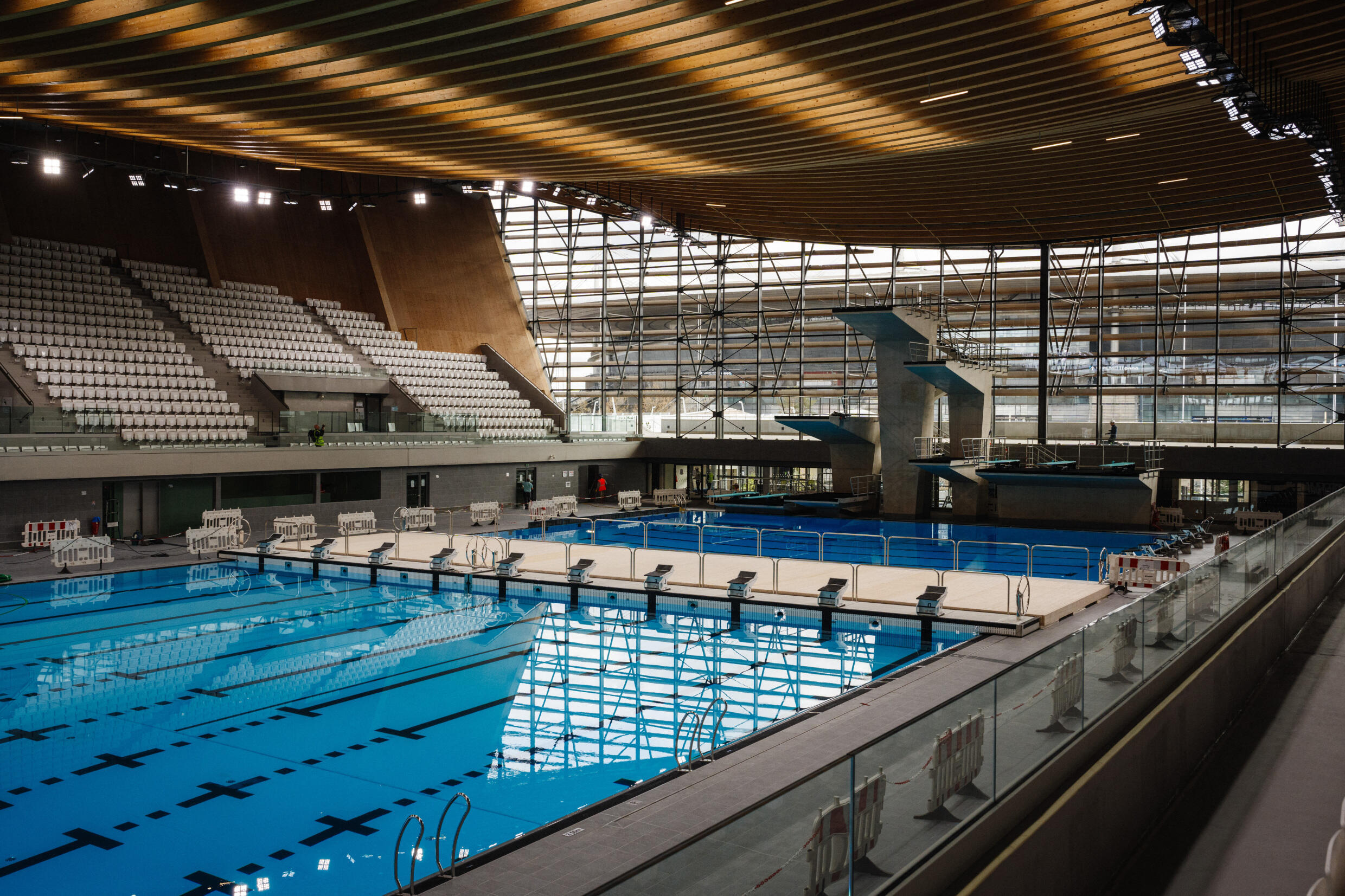 Das brandneue Olympische Wassersportzentrum in Saint-Denis, nördlich von Paris – eine dringend benötigte Ergänzung zu einem Gebiet, in dem es schmerzlich an Schwimmbädern mangelt.