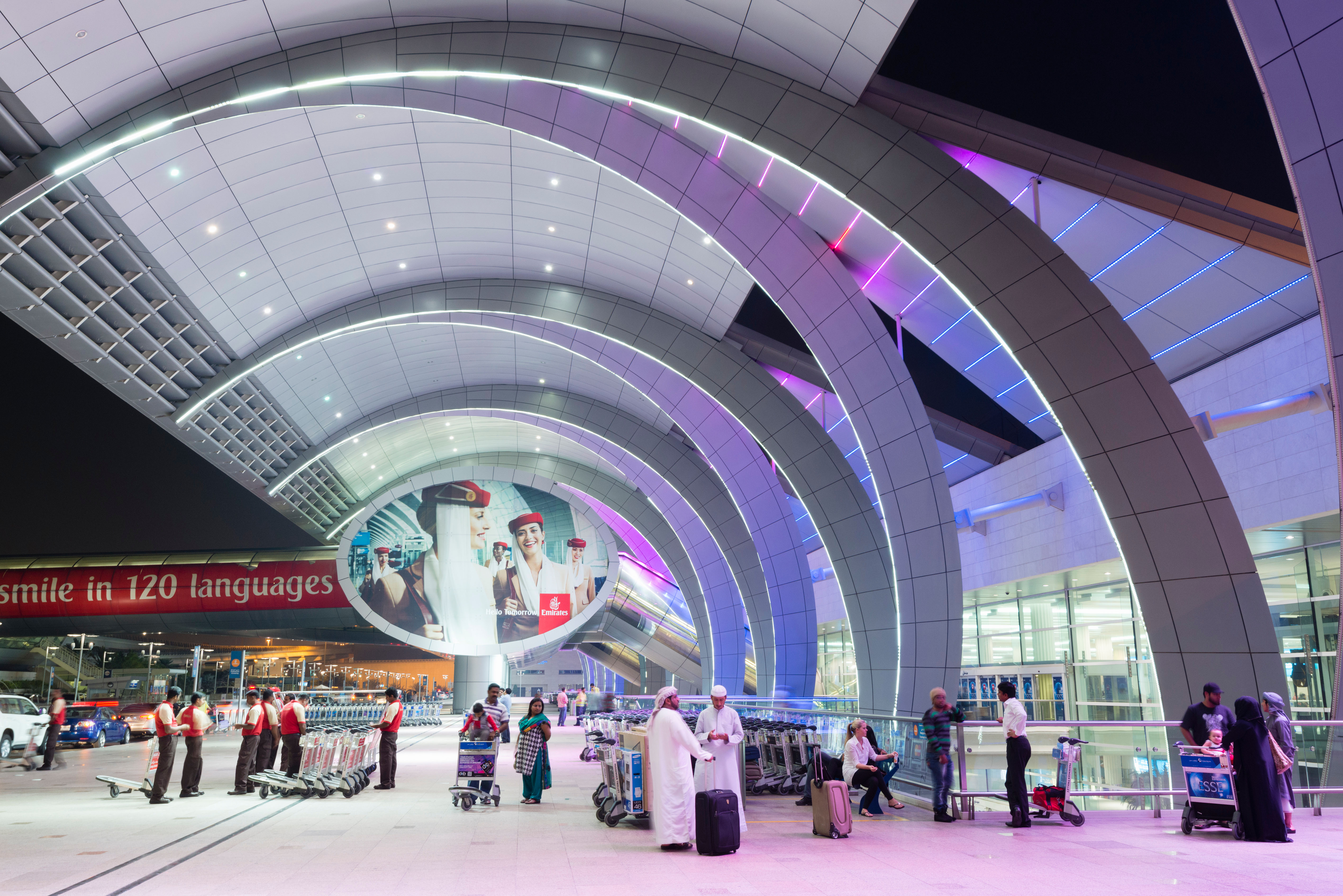 Geschwungene moderne Architektur im Terminal 3 des Dubai International Airport