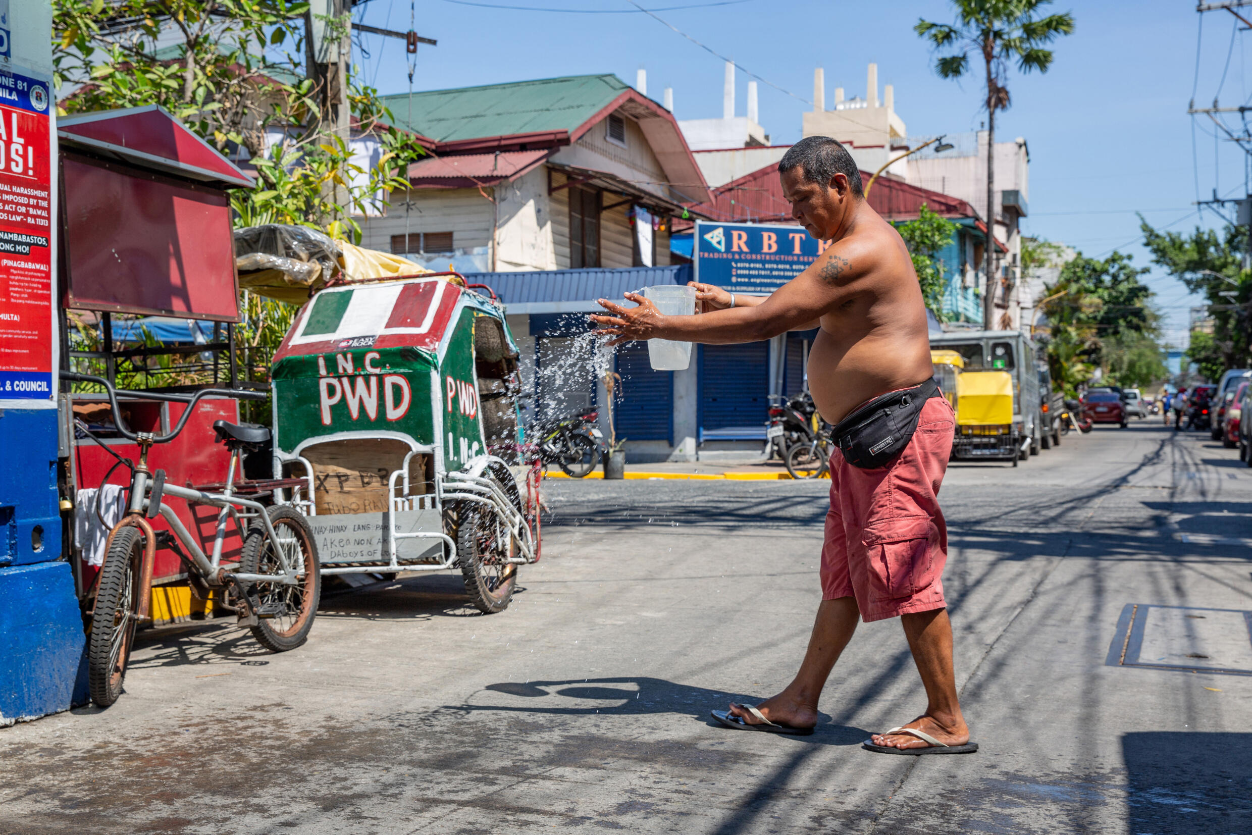 Ein Mann übergießt sich während einer Hitzewelle in Manila mit Wasser