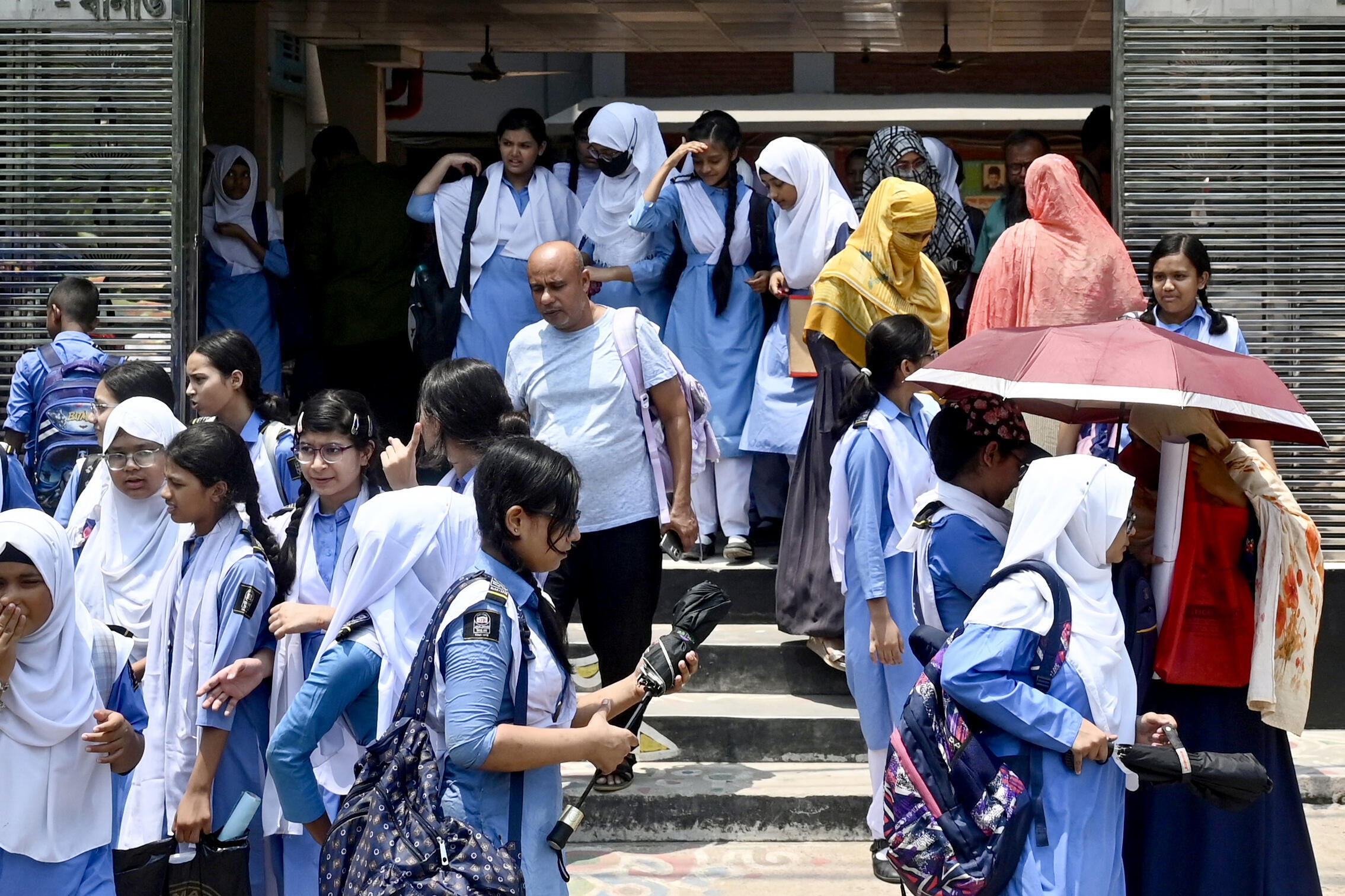 In Bangladesch kehrten die Schüler zur Schule zurück, nachdem der Unterricht wegen einer anhaltenden Hitzewelle unterbrochen worden war