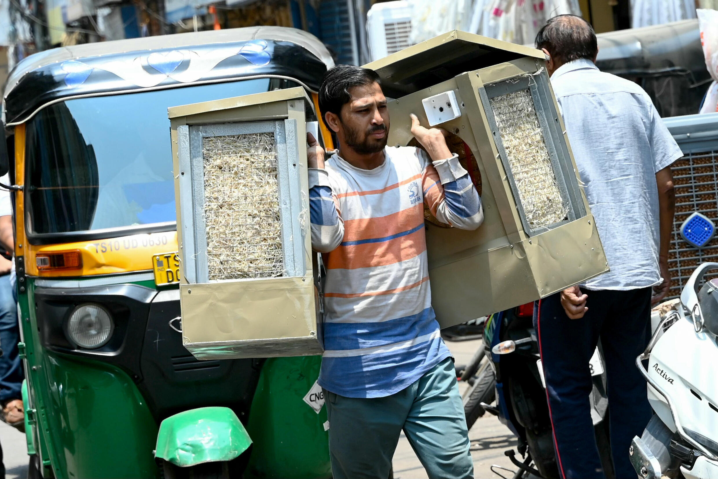 Ein Arbeiter trägt Luftkühler in Hyderabad, wobei indische Meteorologen sagen, dass die schwere Hitzewelle das ganze Wochenende über anhalten wird