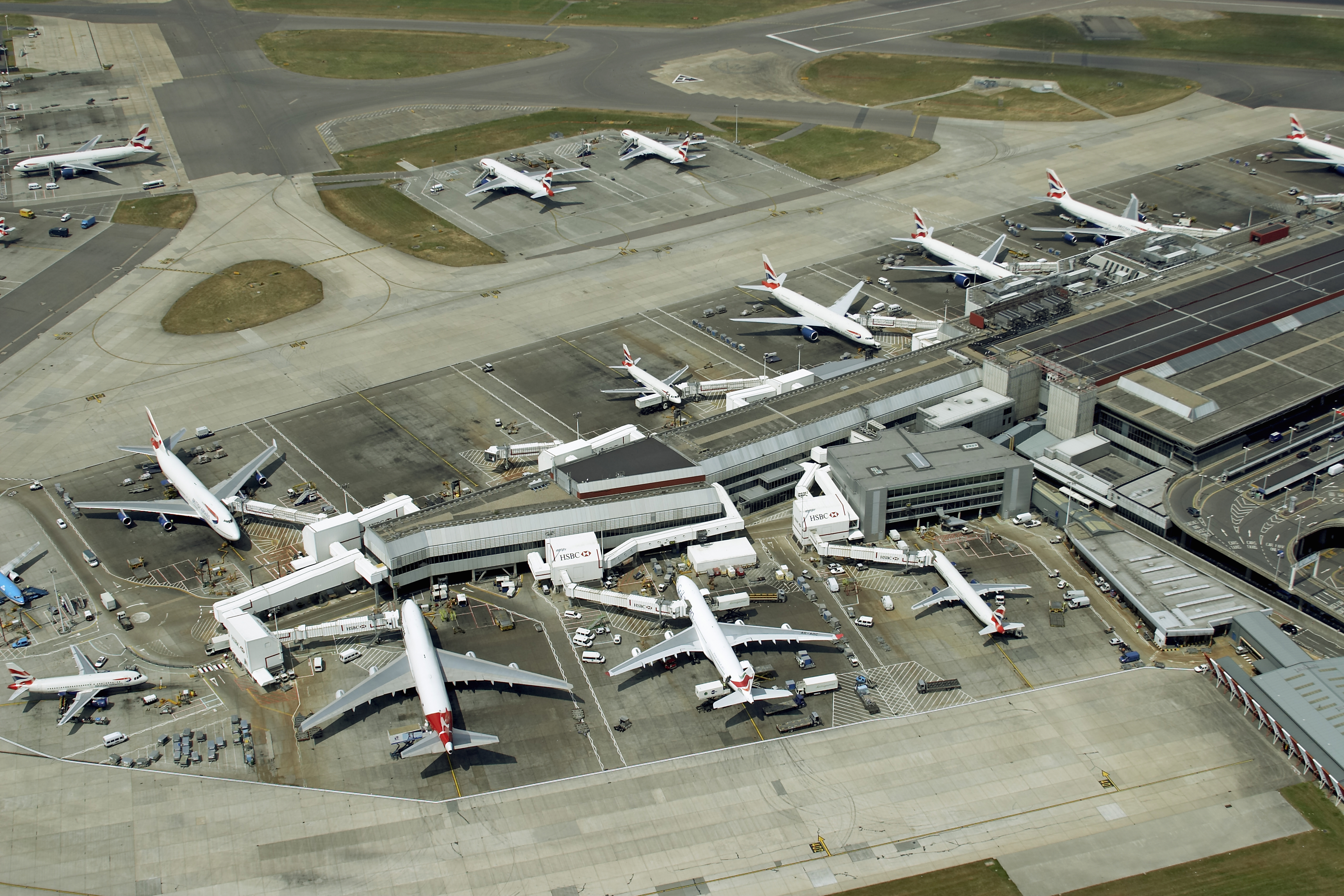 Passagiere in Heathrow müssen sich außerdem mit Verzögerungen bei der Passkontrolle auseinandersetzen