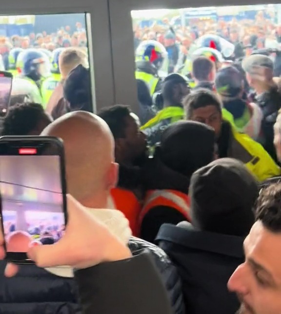 Ein anderes Video zeigte weitere Zusammenstöße zwischen Fans und der Polizei