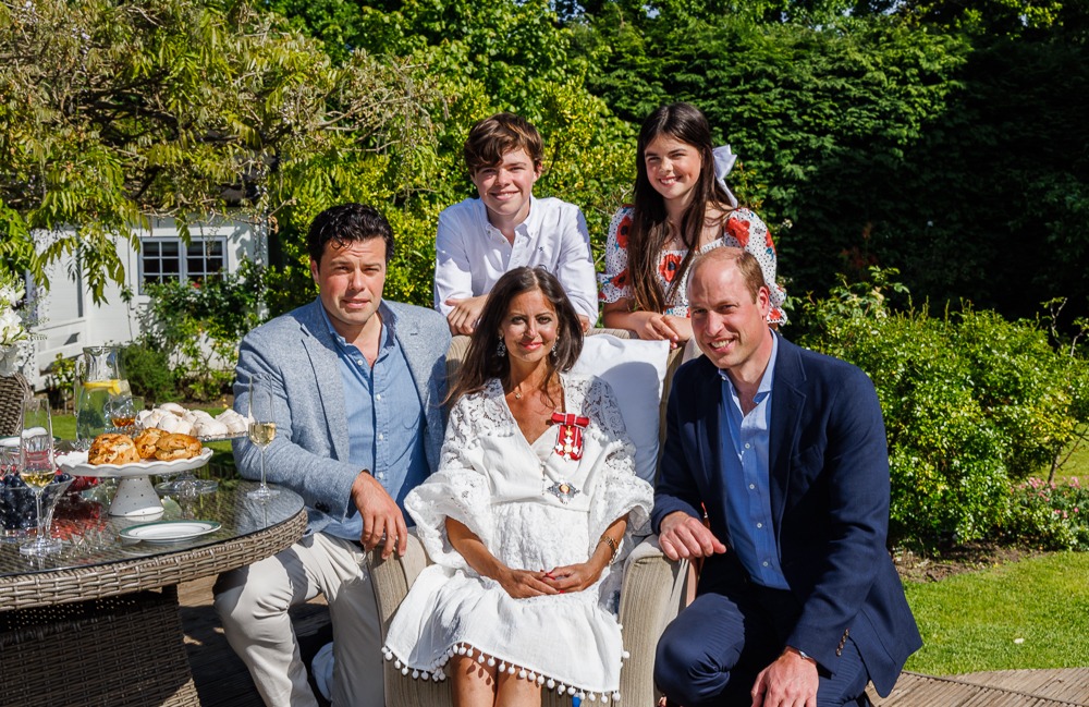 Prinz William überreicht Debs im Mai 2022 eine Damehood, beobachtet von ihrem Ehemann Sebastien und den Kindern Hugo und Eloise