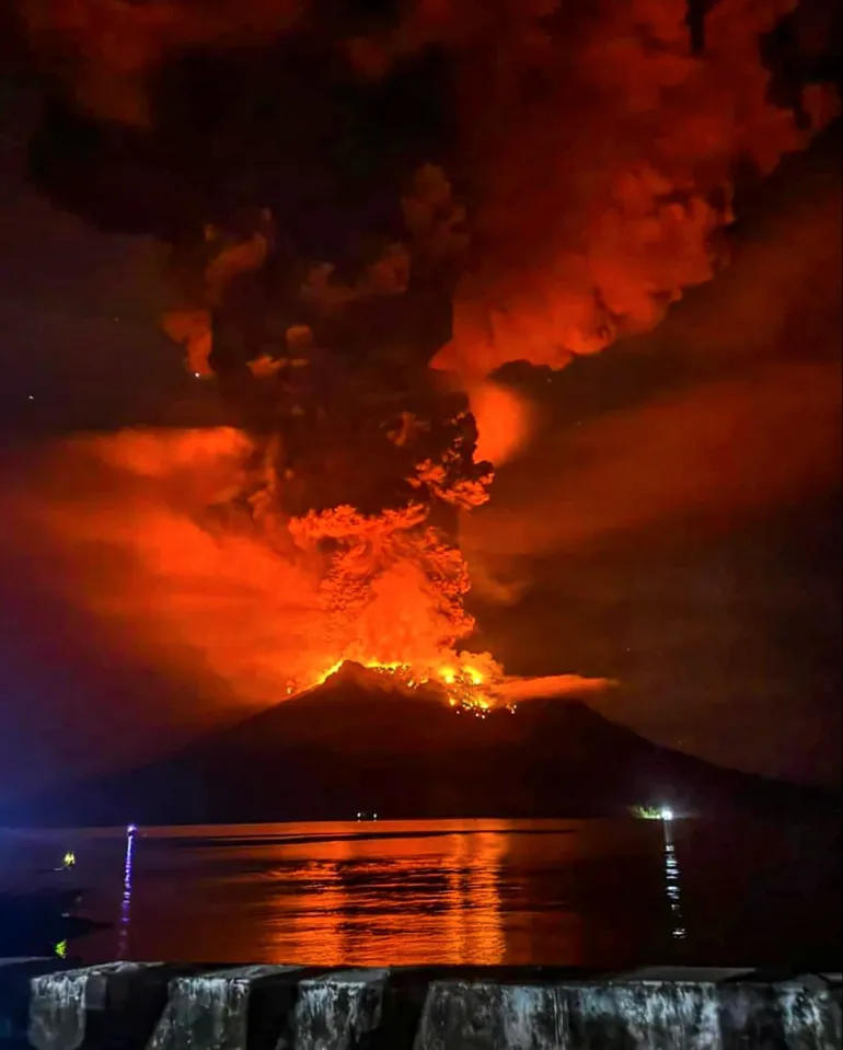 Geschmolzene Lava ergießt sich vom Berg Ruang in Indonesien
