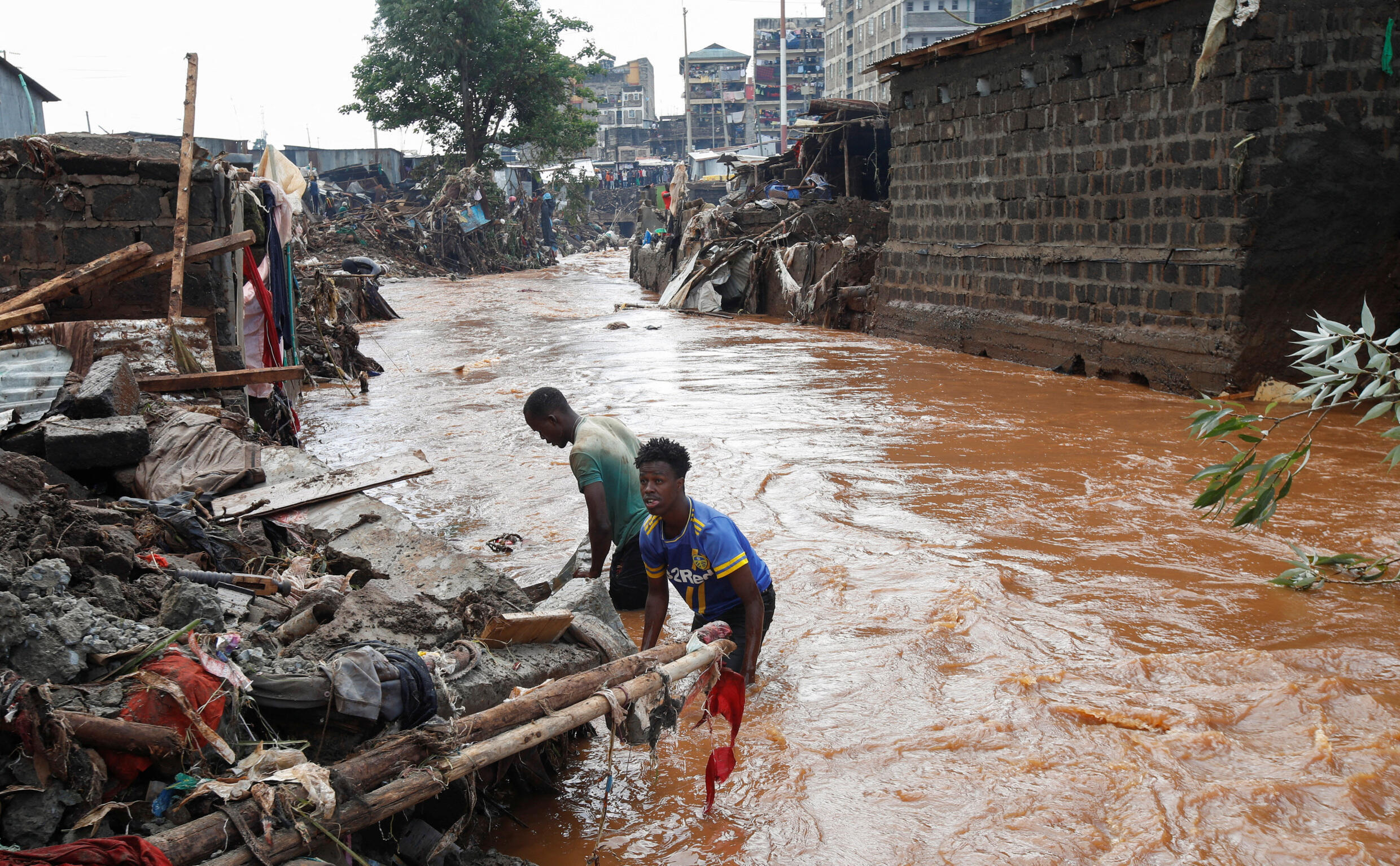 Bewohner durchsuchen die Trümmer, während sie ihr Hab und Gut bergen, nachdem der Nairobi-Fluss am 25. April 2024 über die Ufer trat und ihre Häuser im Mathare-Tal in Nairobi, Kenia, zerstörte.