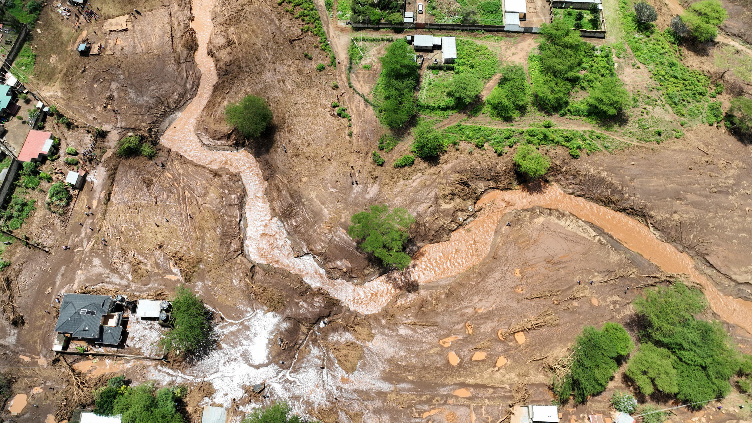 Ein Drohnenbild zeigt beschädigte Häuser, nachdem schwere Sturzfluten mehrere Häuser zerstört hatten, als ein Damm brach, nach heftigen Regenfällen im Kamuchiri-Dorf Mai Mahiu, Nakuru County, Kenia am 29. April 2024
