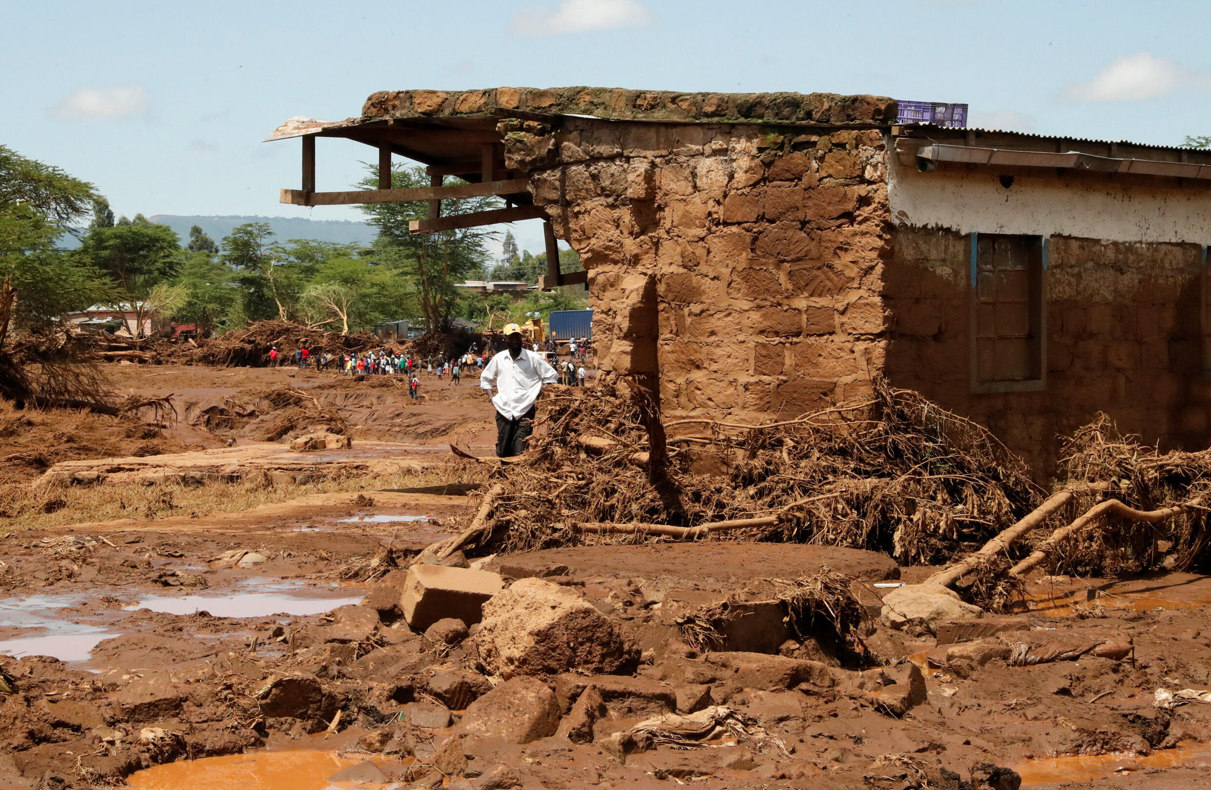 Ein Mann betrachtet die Ruinen eines Hauses, nachdem schwere Sturzfluten mehrere Häuser zerstört hatten, als ein Damm brach, nachdem es am 29. April 2024 im Kamuchiri-Dorf Mai Mahiu, Nakuru County, Kenia, zu heftigen Regenfällen gekommen war.