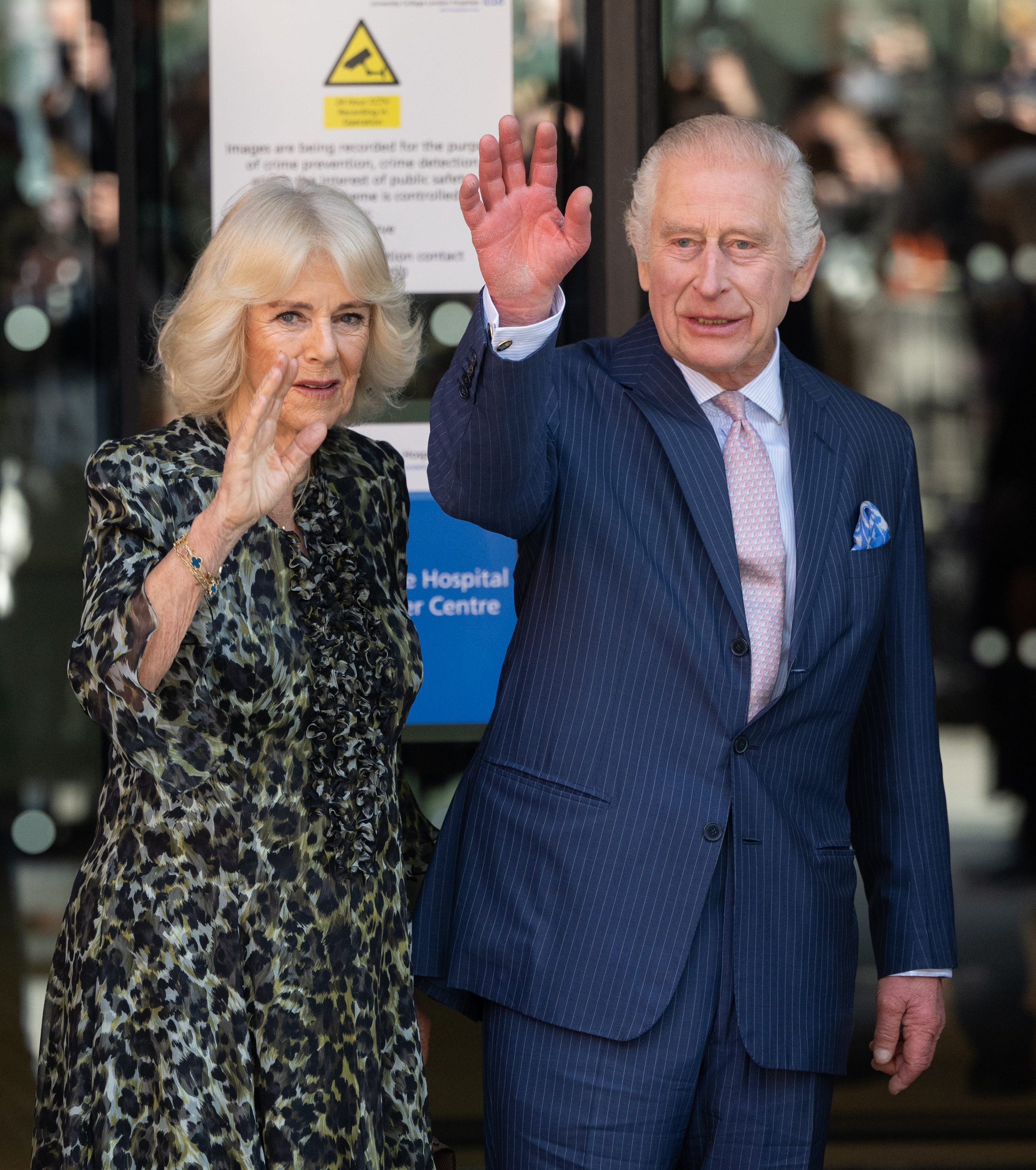 Charles kam mit Königin Camilla im Krankenhaus an, wo er mit anderen Krebskranken sprach