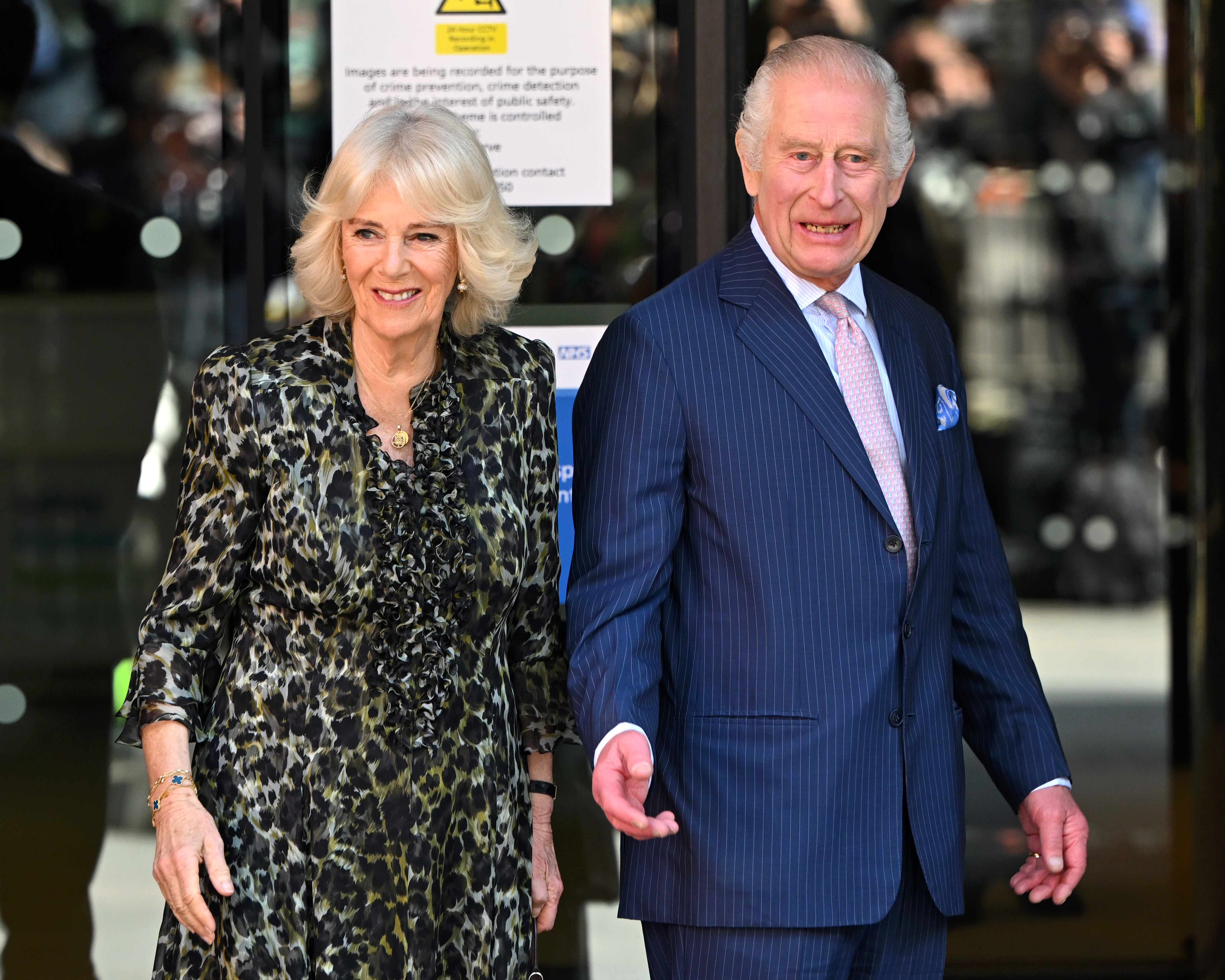 Königin Camilla lächelte, als sie neben Charles stand