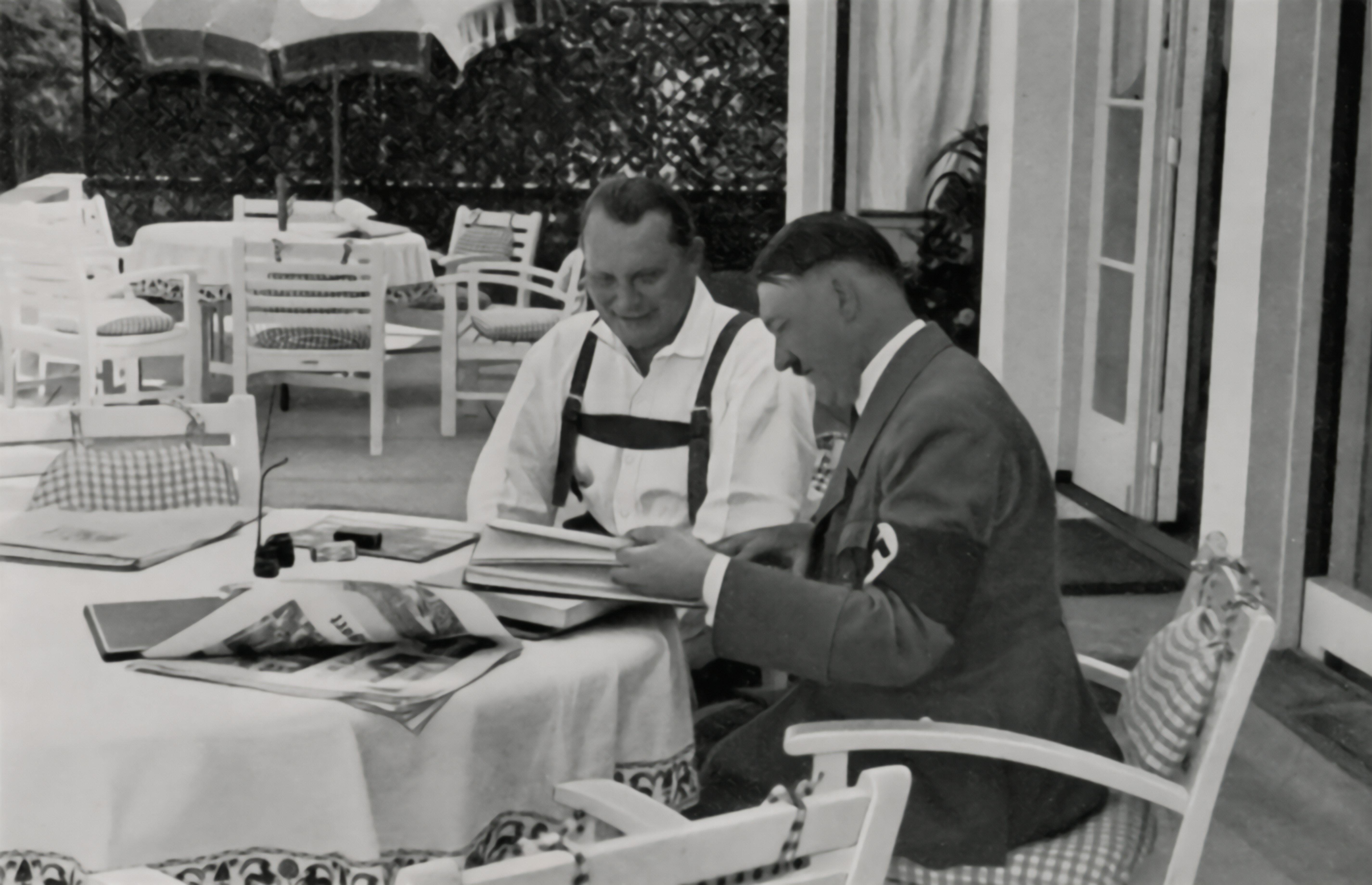 Göring gesehen mit Adolf Hitler auf dem Obersalzberg, einer der bekanntesten Residenzen Hitlers