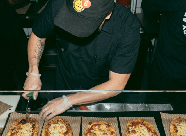 Mann macht Pizza bei &pizza.
