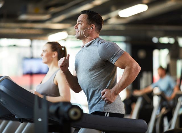 Reifer, muskulöser Mann auf dem Laufband, der Cardio-Workouts zur Steigerung der Ausdauer vorführt