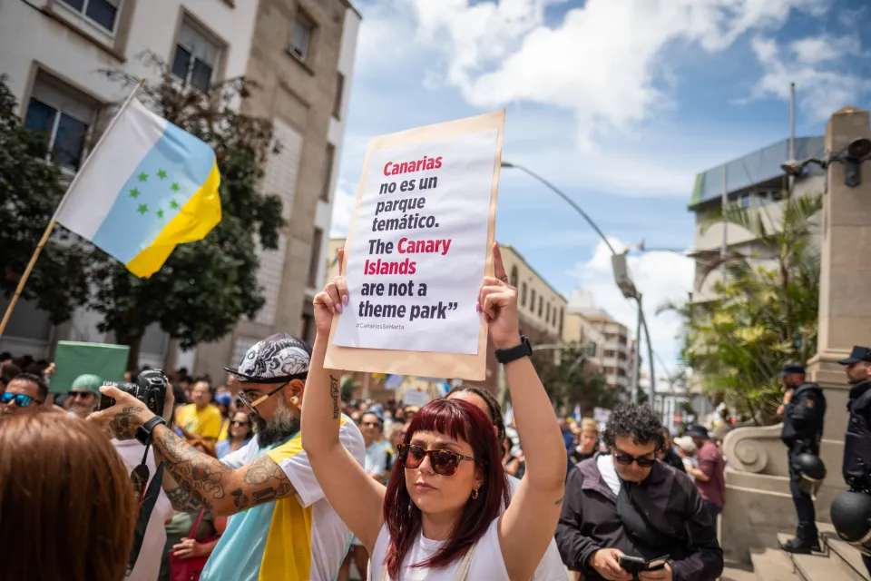 Zehntausende Demonstranten marschierten aus Protest gegen den Tourismus durch Teneriffa und andere Kanarische Inseln