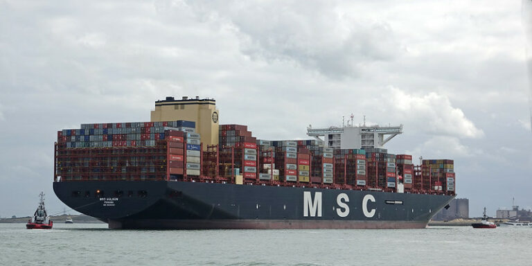 Die unter portugiesischer Flagge fahrende MSC Aries wurde mit 25 Mitgliedern an Bord beschlagnahmt