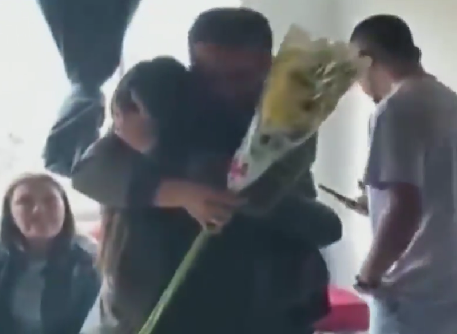 Ihr Bruder Fidencio bekam ihre Blumen, als sie sich in einer langen Umarmung wiedervereinigten