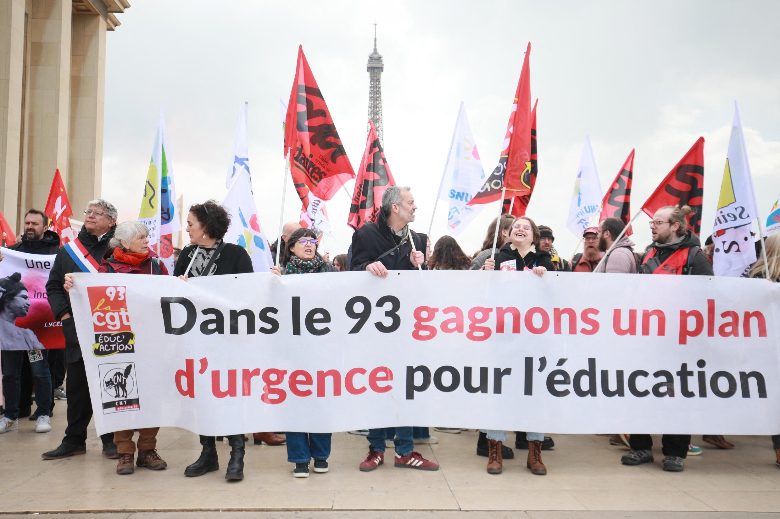Lehrer des Departements Seine-Saint-Denis protestieren mit einem Transparent mit der Aufschrift „ "Lassen Sie uns im Jahr 93 einen Notfallplan für die Bildung erstellen".