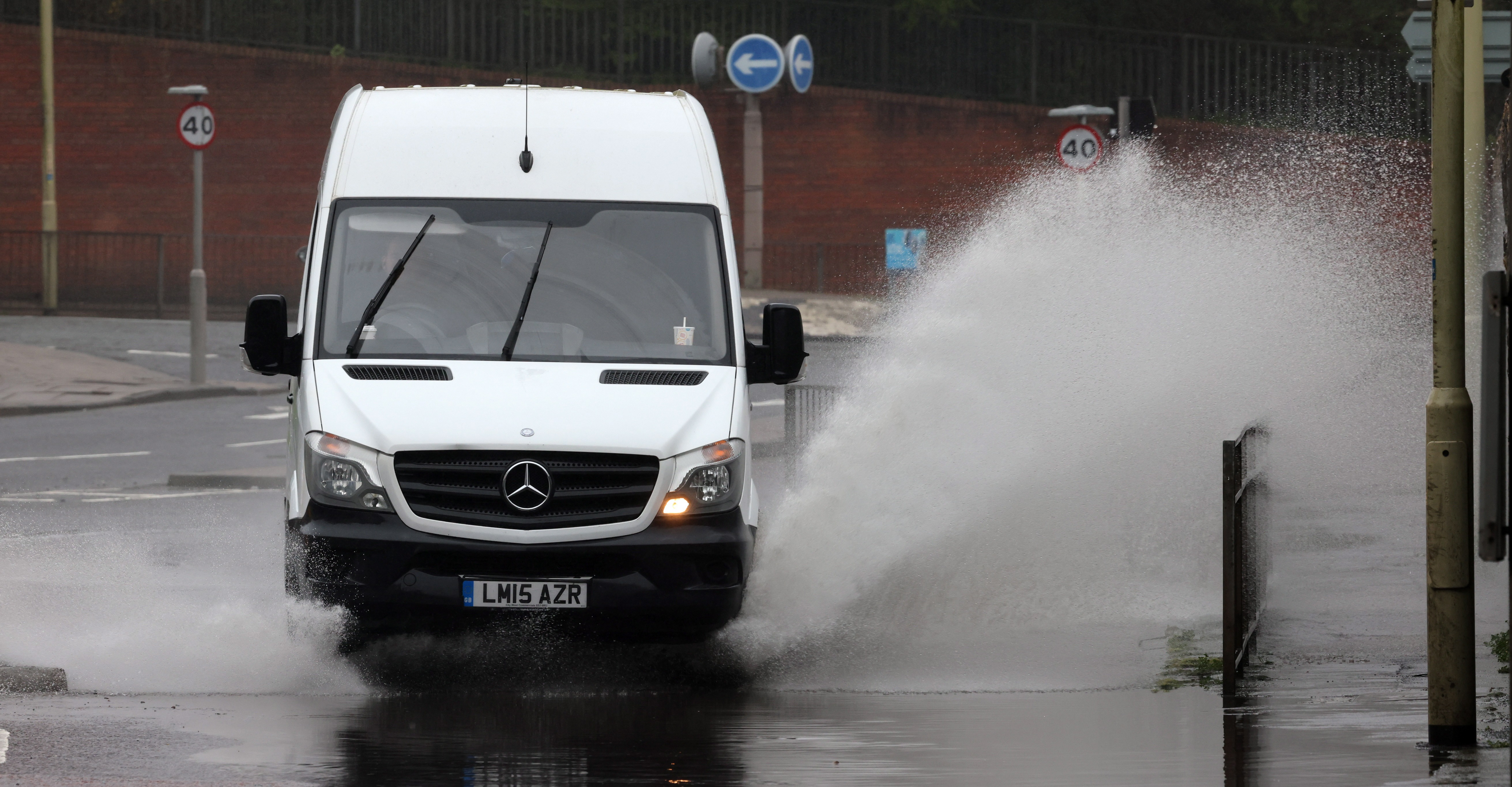 Ein Autofahrer trotzte gestern Morgen der Fahrt durch tiefes Hochwasser im Tyne Dock, South Shields