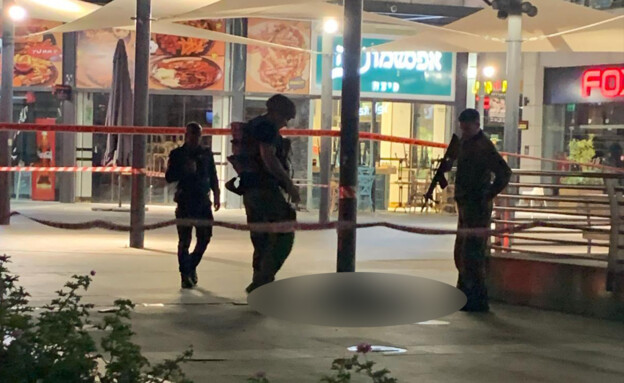 Polizisten vor der Friendly Mall nach dem „Terroranschlag“