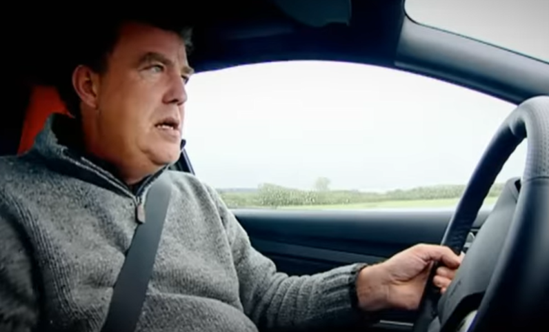 Clarkson sagte, der ST sei „das perfekte Auto für das moderne Großbritannien“, als er mit einem Modell beim Top Gear-Rennen Rennen fuhr
