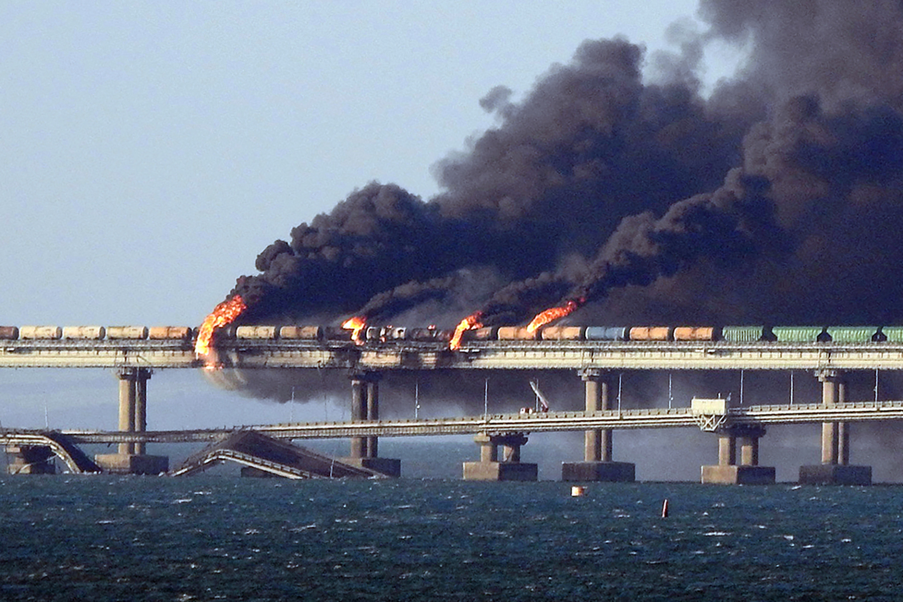 Kronos könnte helfen, die berüchtigte Kertsch-Brücke zu zerstören – Russlands einzige Landverbindung zur Krim (im Bild verbrannt nach einem Angriff der Ukraine im Oktober 2022)