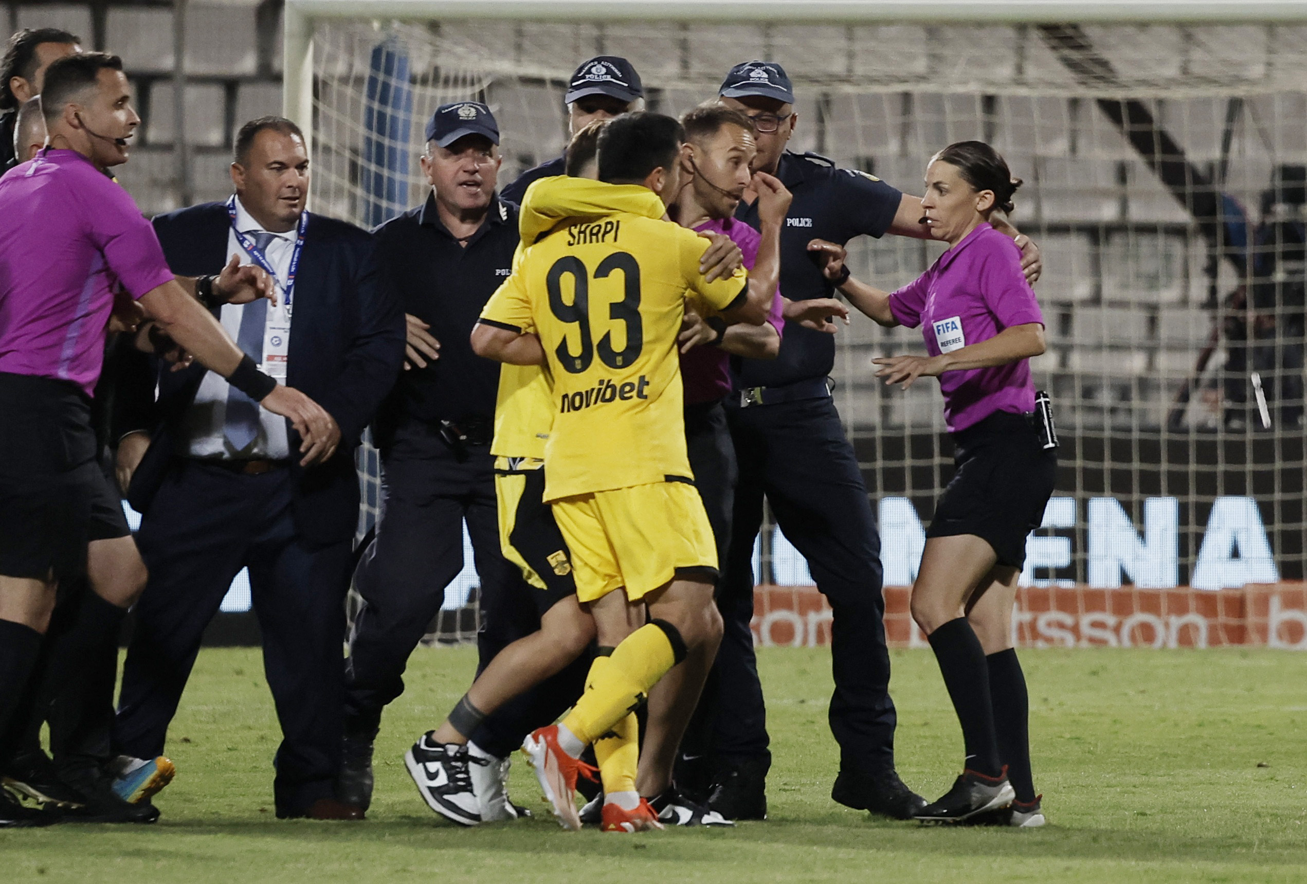 Die Schiedsrichterkollegen mussten die Spieler und das Personal von Aris zurückhalten, nachdem sie 0:1 gegen Panathinaikos verloren hatten.