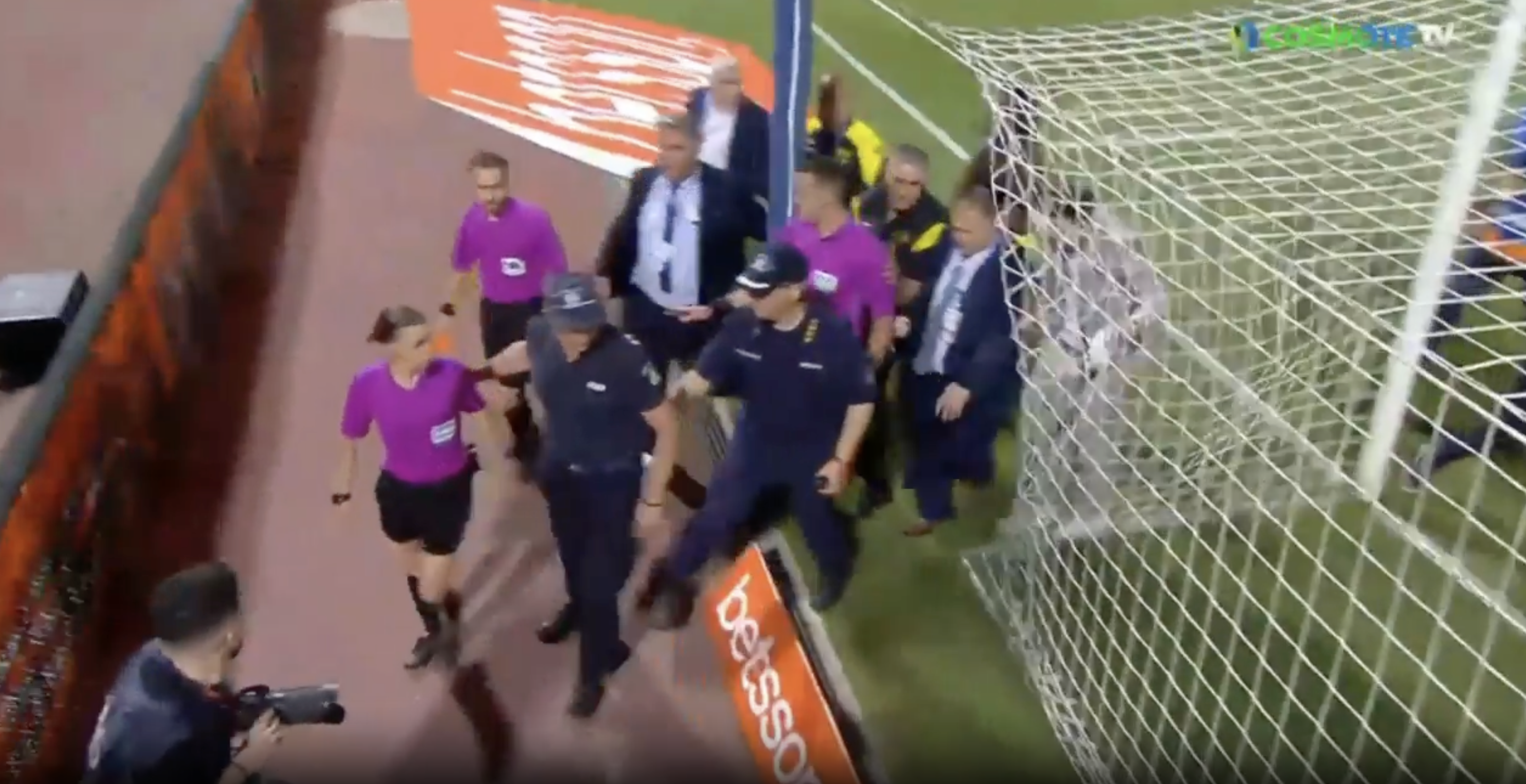 Auf einem Video war zu sehen, wie die Schiedsrichter von Polizisten vom Spielfeld eskortiert wurden.
